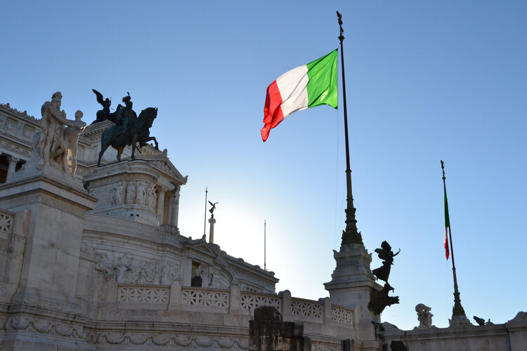 Italienische Flagge vor Gebäude
