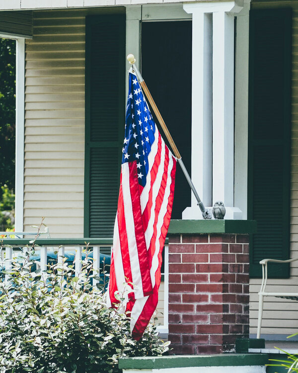 US Flagge vor Haus