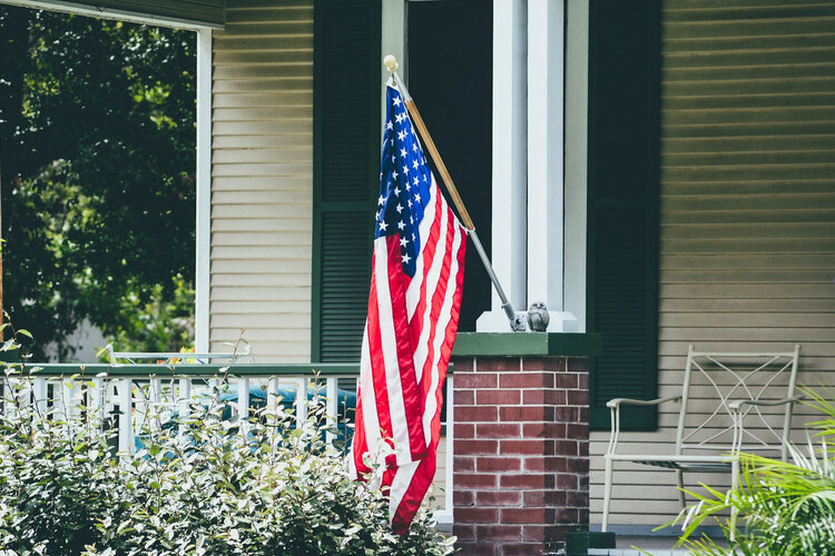 US Flagge vor Haus