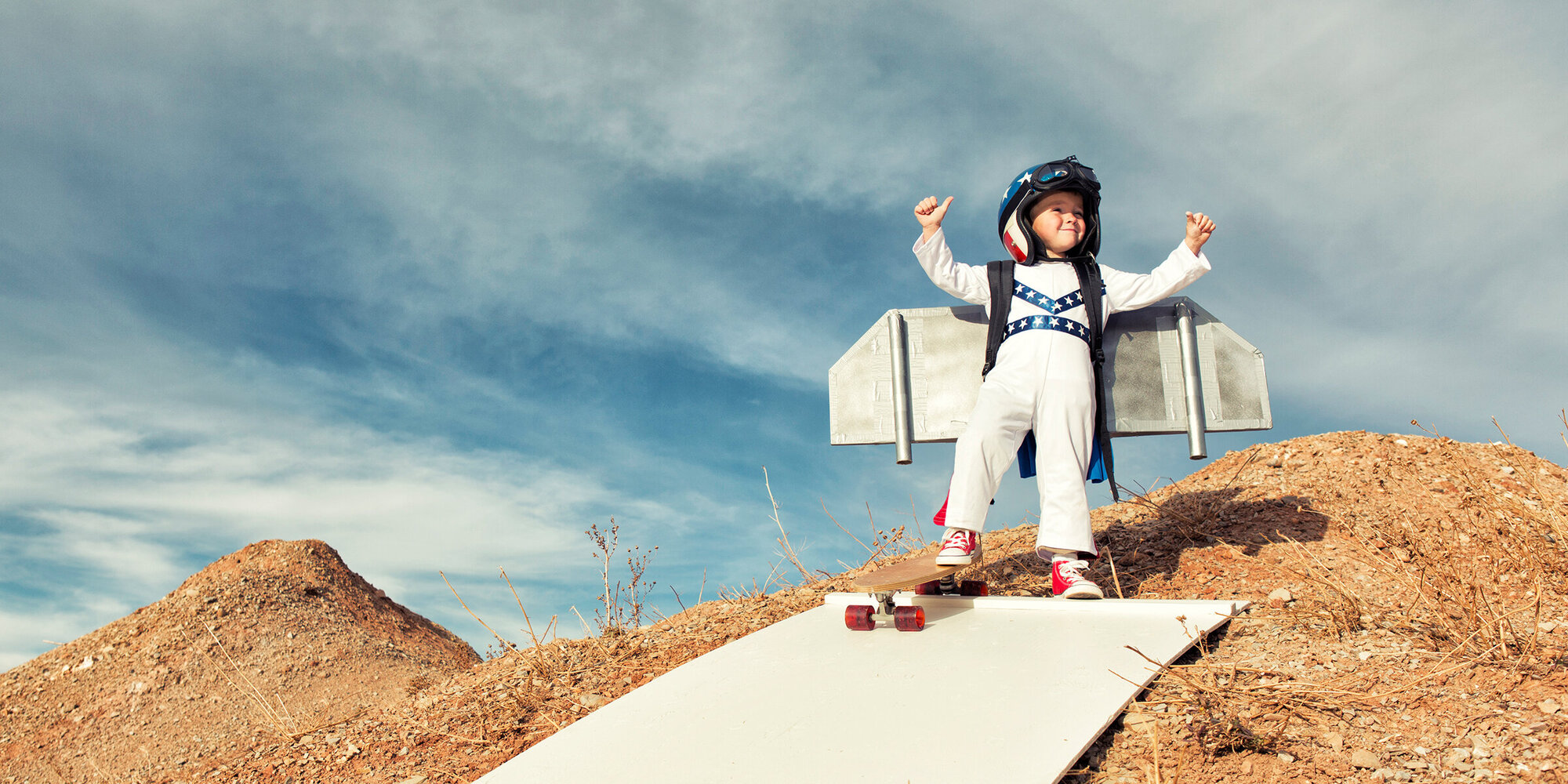 Kind mit Raketenanzug und Skateboard an Startrampe (Bild: Getty)