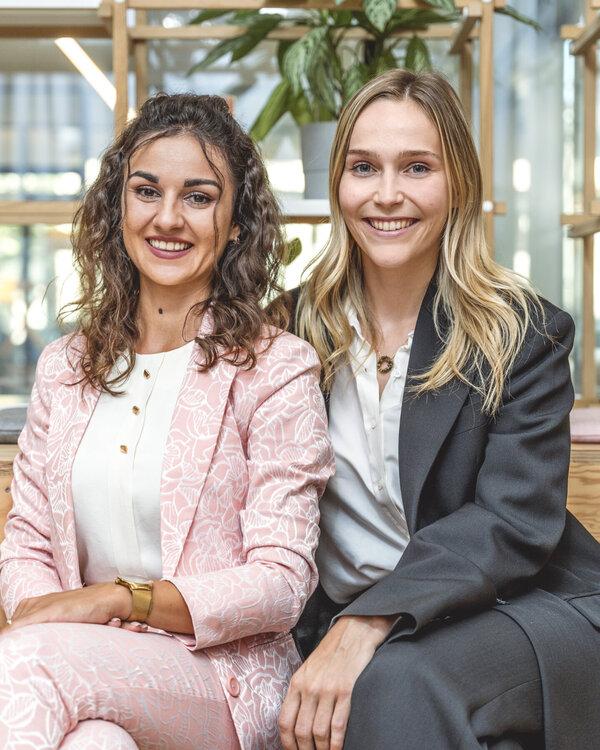 Djurdjina Stojanovic und Freya Glowienka, Hochschultrainees bei der Zürcher Kantonalbank