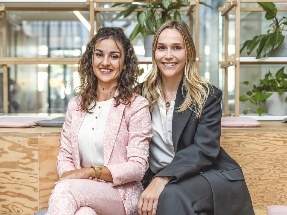 Djurdjina Stojanovic und Freya Glowienka, Hochschultrainees bei der Zürcher Kantonalbank