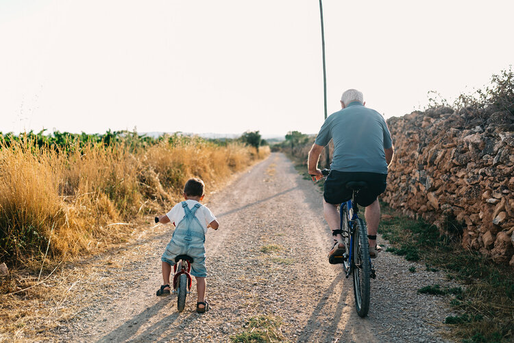 Wertschriftensparen Themenbild: Grossvater mit Enkel auf dem Fahrrad