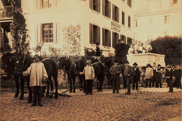 Pferdegespann mit aufgeladenem Brunnentrog, 1891. (Bild: Ortsbildarchiv Gemeinde Horgen)