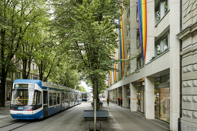 Beflaggung der Filiale City während der Zurich Pride