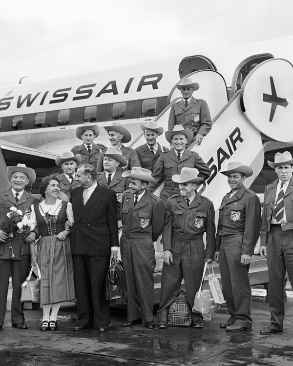 Empfang des Schweizerischen Turnvereins Los Angeles in Zürich-Kloten, 1958. Die sportliche Auslandschweizer-Truppe trat anschliessend am Eidg. Schützenfest, Eidg. Jodlerfest und am Eidg. Schwingfest auf.