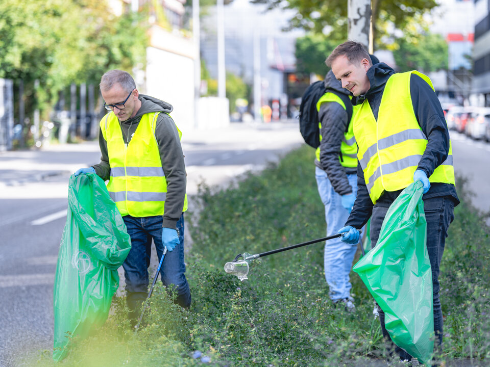 ZKB Clean Up Day: Mitarbeitende säubern die Gegend rund um das Corporate Center Hard.