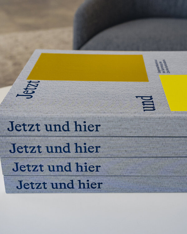 Jetzt und hier - Das Buch über Zürcher Gegenwartskunst aus unserer Sammlung (Bild: Simon Baumann)