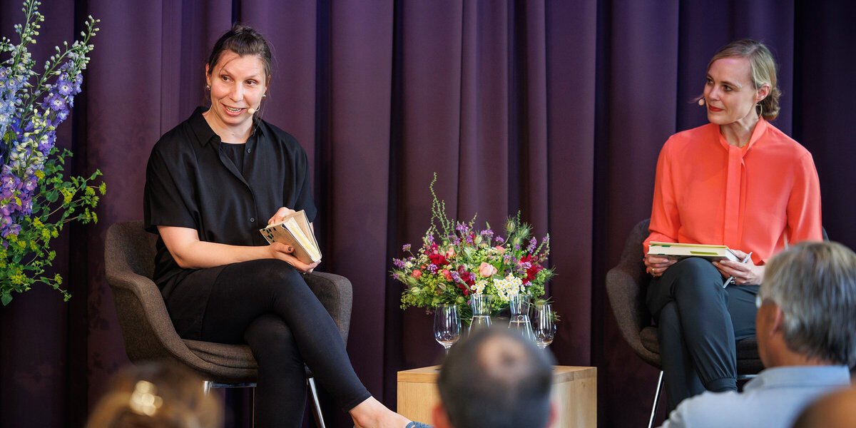 Nicola Steiner, Leiterin des Literaturhauses Zürich, unterhält sich mit der Preisträgerin Gianna Molinari