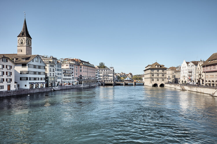 Stadtansicht von Zürich mit der Limmat im Vordergrund