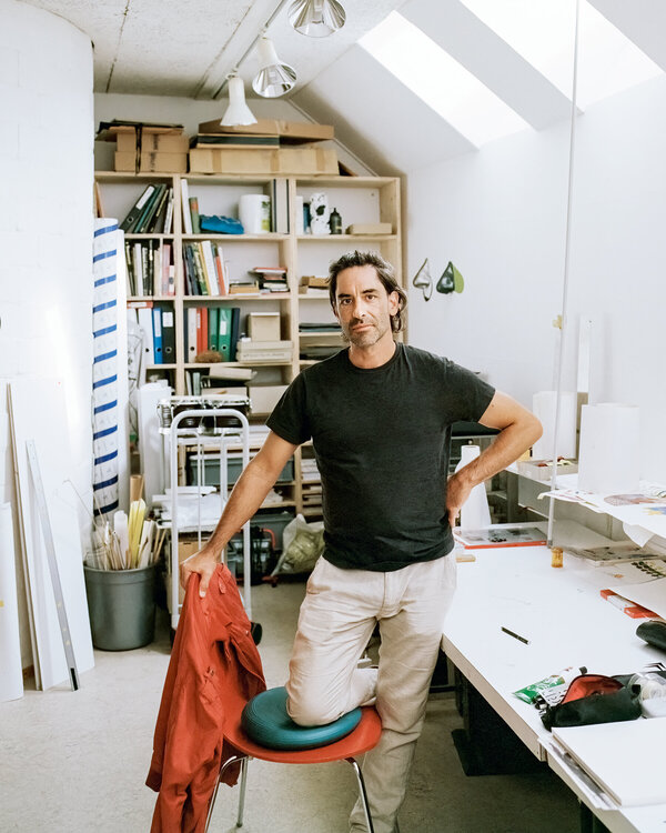 Porträt des Zürcher Künstlers Nic Hess in seinem Atelier. 